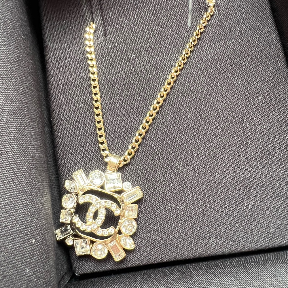 New authentic CHANEL CC strass pendant
Crystal CC 23P Necklace in gold color - Picture 7 of 11